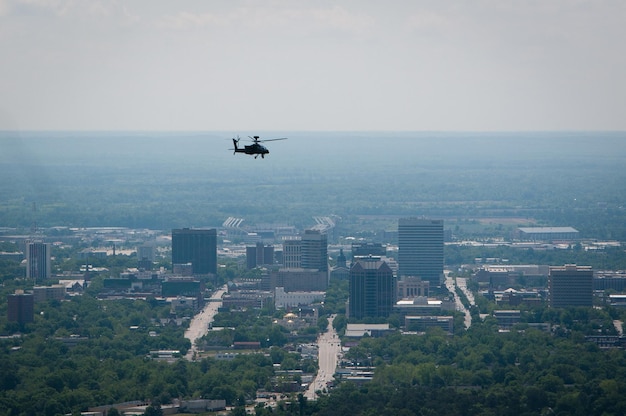 Helikopter leci nad miastem z miastem w tle.