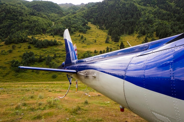 Helikopter ogon zbliżenie niebieski i biały helikopter