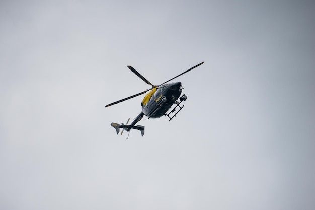 Helikopter policyjny lecący nad Hertfordshire England