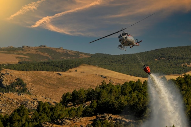 Helikopter przeciw pożarom dokonujący zrzutu wody