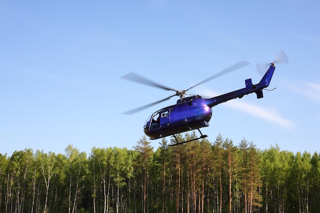 Helikopter samolotu Violet wykonuje lot na małej wysokości