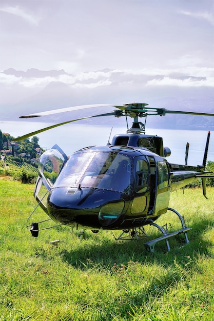 Helikopter w Lavaux, okręg Lavaux-Oron w Szwajcarii. Jezioro Genewskie w tle