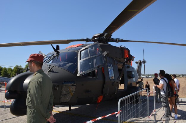 Helikopter Wojskowy Stoi Na Pasie Startowym Lotniska Wojskowego W Grecji