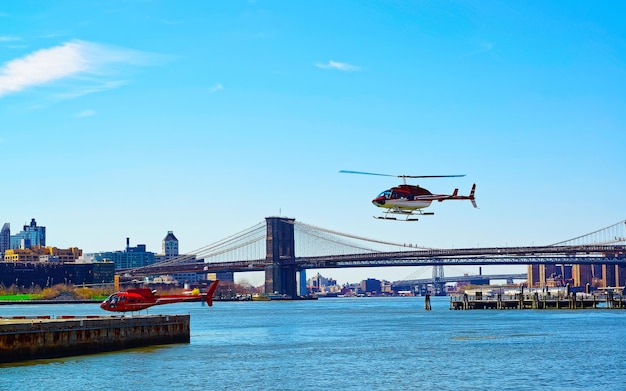 Helikoptery W Pobliżu Mostu Brooklyn I Manhattan Przez East River, Nowy Jork, Usa. Jest Jednym Z Najstarszych W Stanach Zjednoczonych Ameryki. Nowy Jork, Usa. Panoramę Miasta I Panoramę Miasta. Konstrukcja Amerykańska
