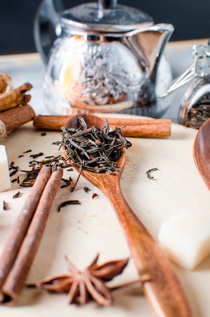 Zdjęcie herbaciani liście i susząca herbata na drewnianym