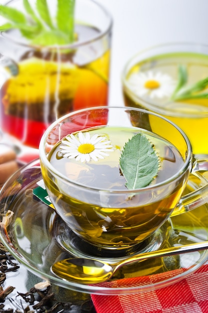 Herbaciany gorący napój na starym tle na stole