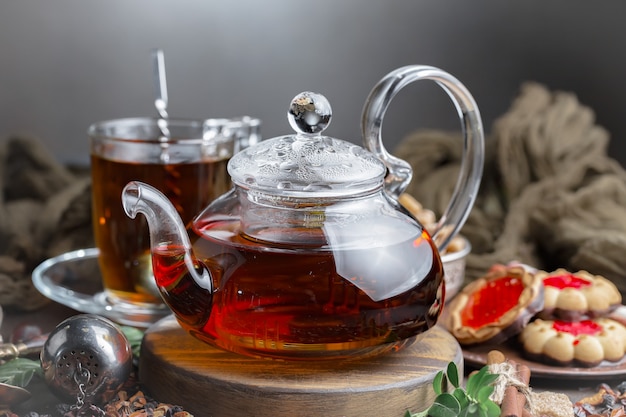 Herbaciany gorący napój na starym tle w składzie na stole