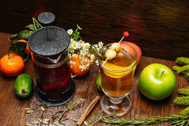 Herbata Cytrusowa W Prasie Francuskiej I Herbata Cytrusowa W Przezroczystym Kubku Z Jabłkiem I Liczi Na Stole W Restauracji
