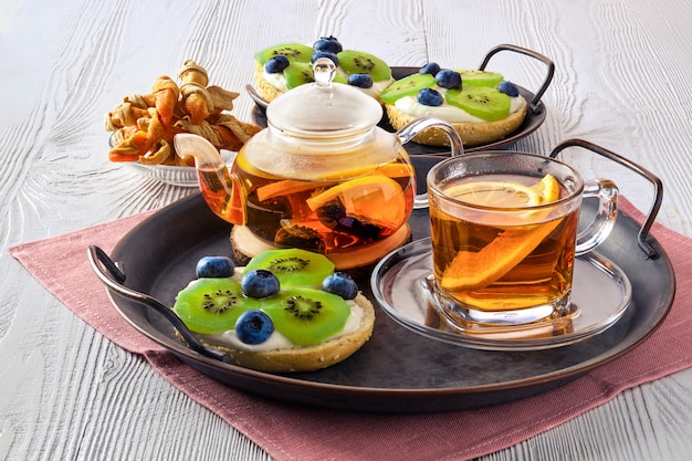 Herbata cytrusowa z twarogiem na świeżej bułce z marmoladą kiwi i jagodami