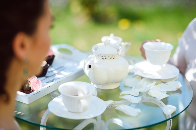 Herbata do picia czarnej herbaty z porcelanowymi filiżankami i czajniczkiem