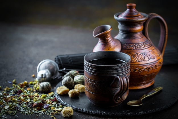 Herbata i zioła na drewnianym stole