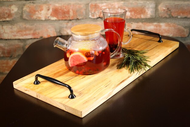 herbata jagodowa i dekoracyjny drewniany talerz jest bardzo piękny dla warzyw i ciastek