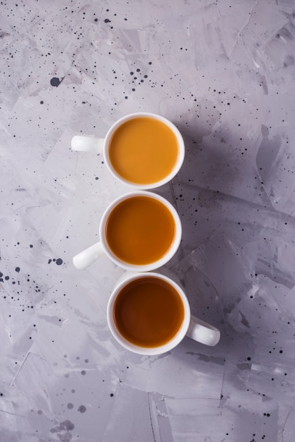 Herbata lub kawa Masala z inną ilością mleka i innym gradientem koloru