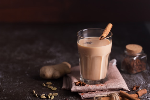 Zdjęcie herbata masala chai. gorący napój indyjski z przyprawami. obraz z miejsca na kopię