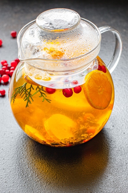 herbata owocowa czajniczek świeże owoce i jagody cytrusowy gorący napój miętowy i inny rozgrzewający napój