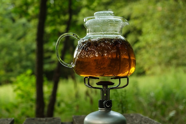 Herbata parzona w czajniczku, na palniku turystycznym w plenerze