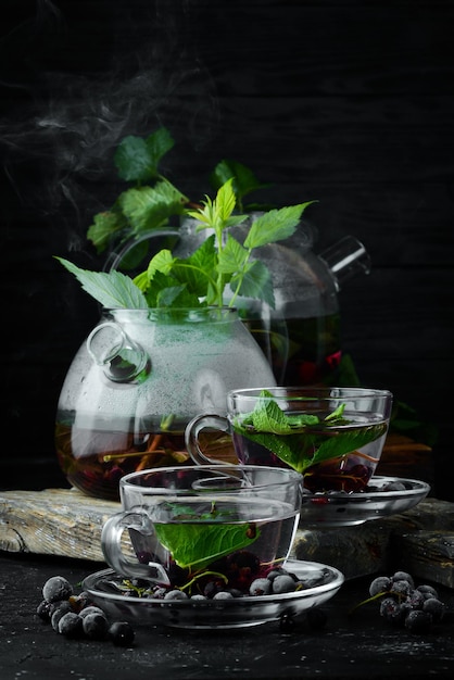 Zdjęcie herbata porzeczkowo-miętowa gorące zimowe napoje na czarnym tle widok z góry