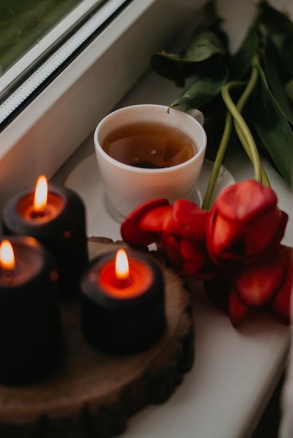 herbata przy świecach tea party czarna herbata tulipany