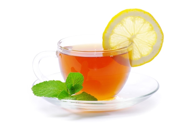 Herbata w filiżance z liśćmi mięty i cytryny na białym tle