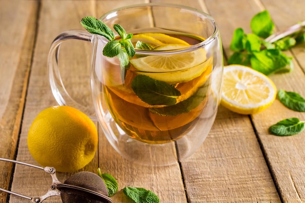 Herbata z cytryną i miętą w przezroczystym kubku Medycyna alternatywna Gorący napój na relaks