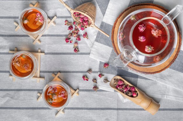 Herbata z płatków róży herbaty w szklankach i słoiku