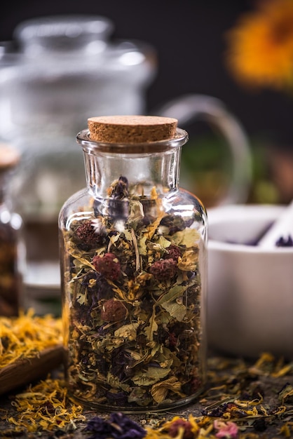Herbata z suszonymi kwiatami i owocami w słoiku