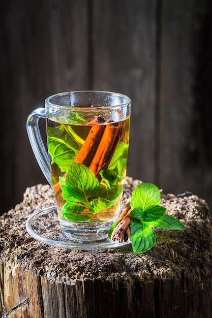 Herbata z zielonych liści i kory cynamonu