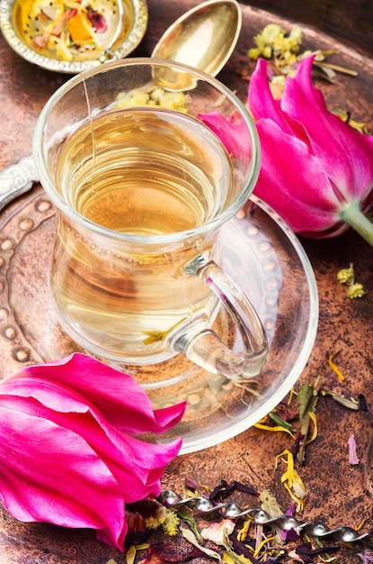 Herbata ziołowa i tulipan wiosenny