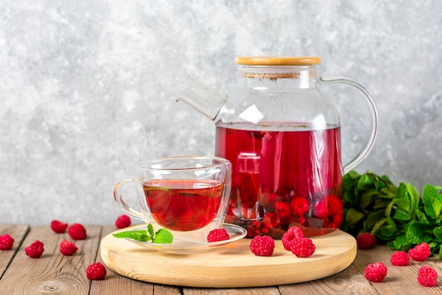 Herbata ziołowa z jagodami malin, liśćmi mięty i kwiatami hibiskusa