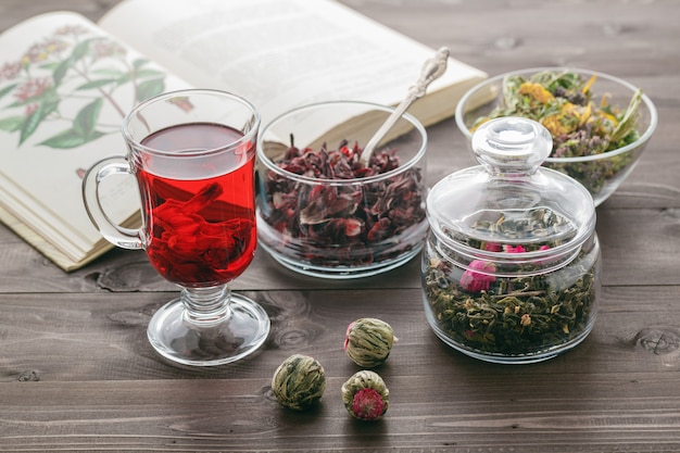 Zdjęcie herbata ziołowa z kwiatami malwy