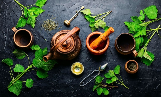 Herbata ziołowa z liśćmi pokrzywy.Zdrowa zielona herbata.Ziołolecznictwo,homeopatia