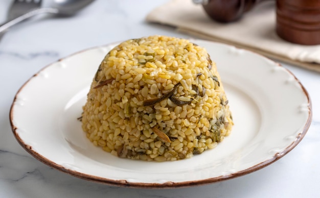 Herbed bulgur pilaf. "Keledos i Ciris herbed" bulgur z regionu Van w Turcji. Turecka nazwa; Otlu bulgur pilavi