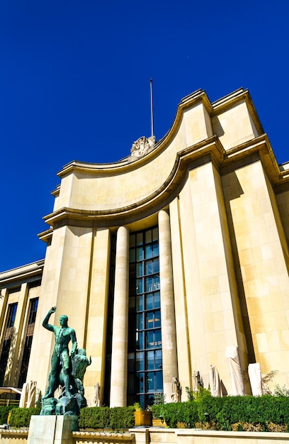 Herkules i posąg byka w Palais de Chaillot w Paryżu