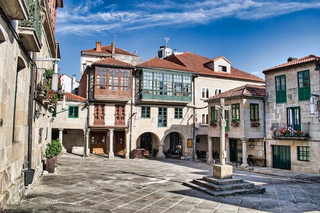 Hermosa plaza de la Leña de arquitectura średniowieczna en la ciudad gallega de Pontevedra, Hiszpania