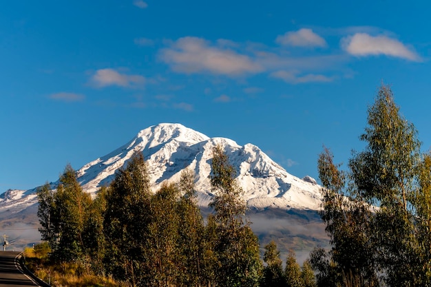 hermosa vista del volcan chimborazo en ekwador