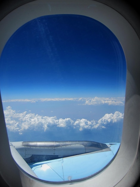 Herrliche aussicht auf wolken und horizont aus dem flugzeug