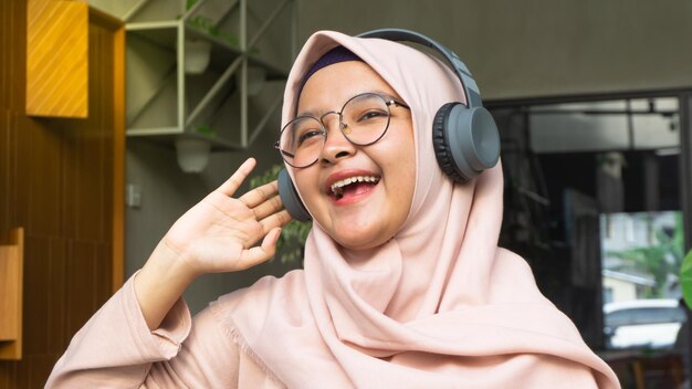 Hidżab Kobieta Słucha Muzyki Przez Słuchawki