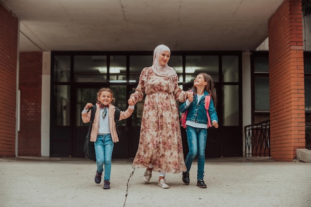 Hidżab muzułmańska matka odprowadzająca swoje dzieci do szkoły Selektywne skupienie Zdjęcie wysokiej jakości
