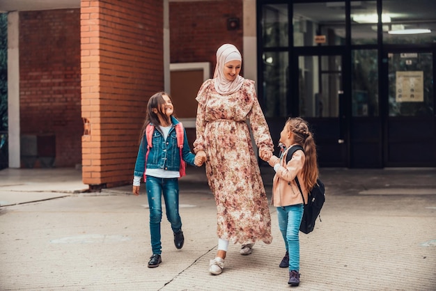 Hidżab muzułmańska matka odprowadzająca swoje dzieci do szkoły Selektywne skupienie Zdjęcie wysokiej jakości