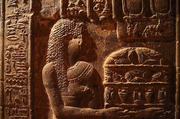 Hieroglificzne rzeźby w starożytnej egipskiej świątyni
