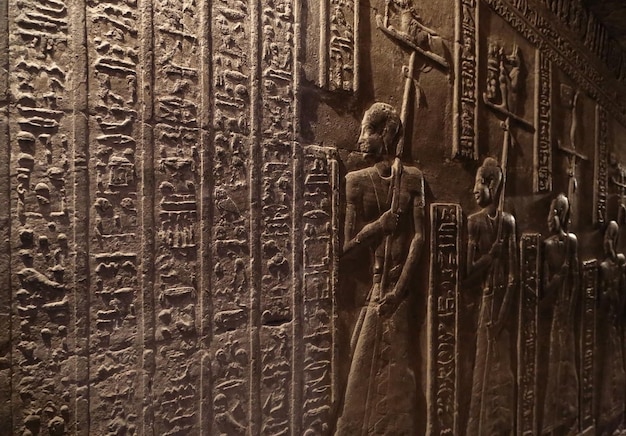 Hieroglificzne rzeźby w starożytnej egipskiej świątyni