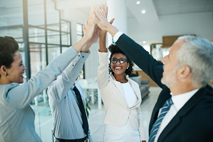 Zdjęcie high five świętowanie i biznesmenów za osiągnięcia praca zespołowa i współpraca w firmie szczęśliwy korporacyjny i zwycięstwo dla sprzedaży lub transakcji b2b sukces i wygrywanie dla partnerstwa w miejscu pracy