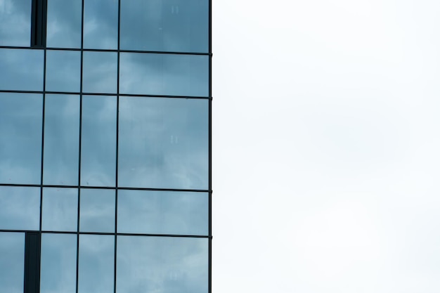 Highrise nowoczesny budynek z niebieskiego szkła Niezwykły szklany drapacz chmur Koncepcja budowy nowoczesnych budynków o futurystycznym designie dla biznesu i szczęśliwego życia