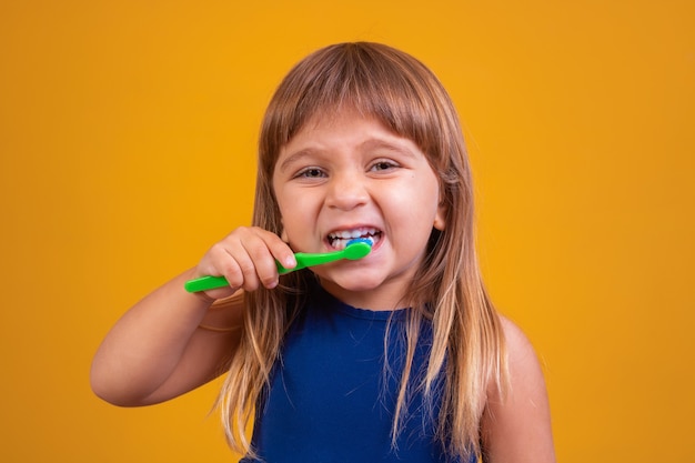 Higiena Dentystyczna. Szczęśliwa Dziewczyna Myje Zęby