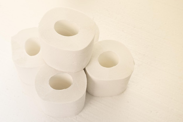 Higiena i czystość Rolki papieru toaletowego na stonowanym białym tle