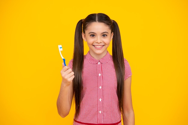 Higiena jamy ustnej i dziecko Nastoletnia dziewczyna ze szczoteczką do zębów szczotkuje zęby Szczęśliwa nastolatka pozytywne i uśmiechnięte emocje nastoletniej dziewczyny