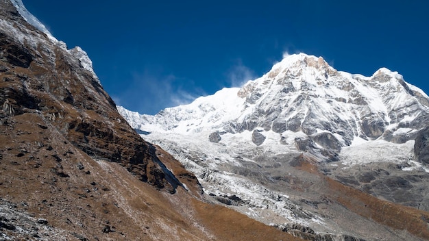 Himalaje górski krajobraz w regionie Annapurna. Szczyt Annapurny w Himalajach, Nepal. Trekking do bazy Annapurna. Zaśnieżone góry, wysokie szczyty Annapurny.