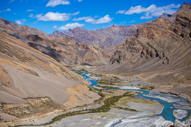 Himalajski krajobraz górski wzdłuż autostrady Leh do Manali w Indiach. Błękitna rzeka i majestatyczne góry skaliste w indyjskich Himalajach, regionie Ladakh, Dżammu i Kaszmiru, Indie. Koncepcja przyrody i podróży