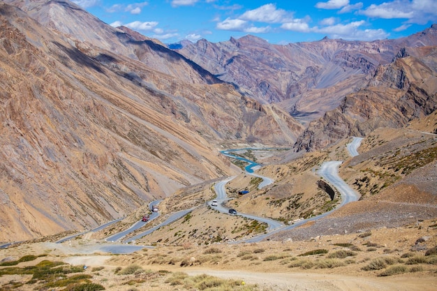 Himalajski krajobraz górski wzdłuż autostrady Leh do Manali w Indiach Niebieska rzeka i majestatyczne góry skaliste w indyjskich Himalajach Ladakh Jammu and Kaszmir region Indie Koncepcja natury i podróży