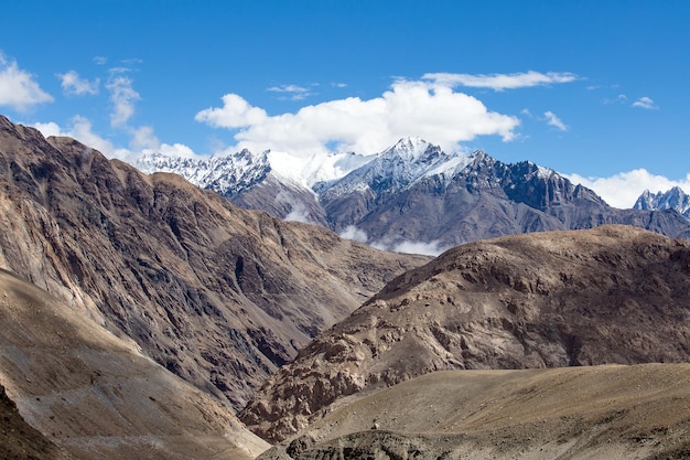 Himalajski krajobraz w Himalajach wzdłuż autostrady ManaliLeh Himachal Pradesh w Indiach